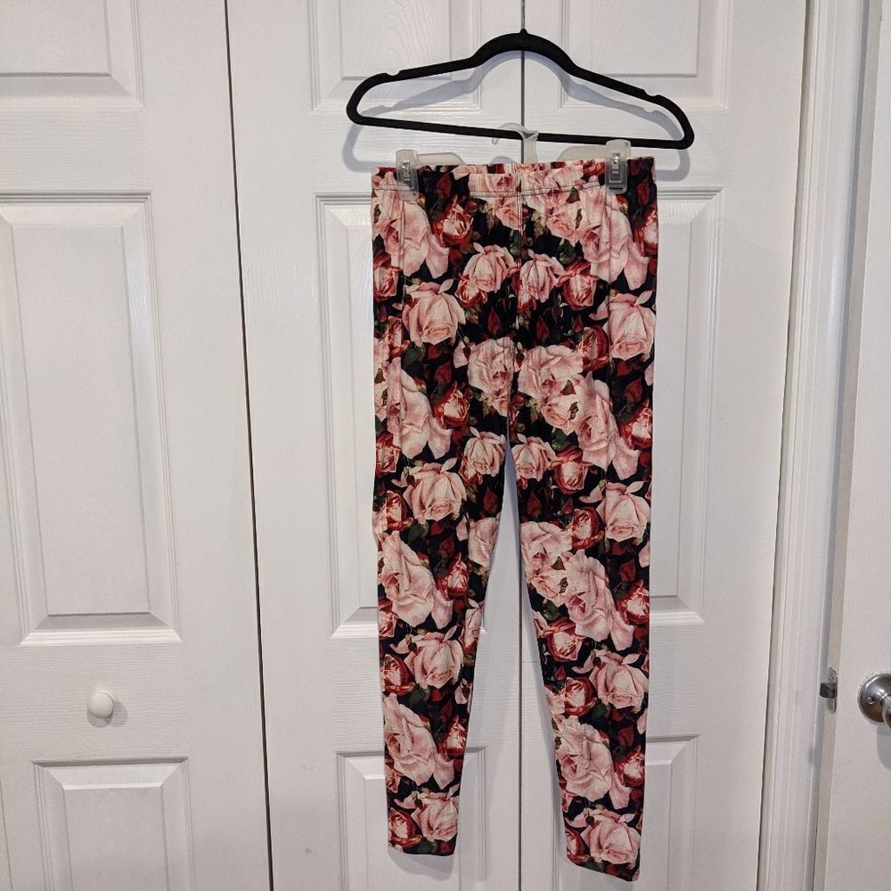 Floral on black leggings - Picture 4 of 5
